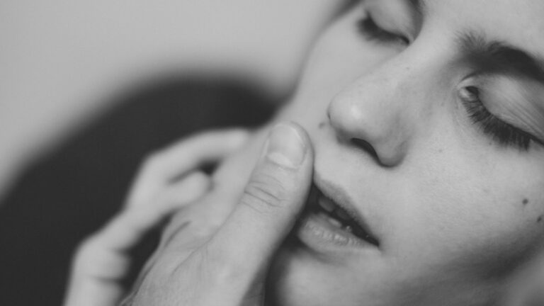 الرعاية بعد الجلسات في علاقات BDSM: ما هي ولماذا هي مهمة؟